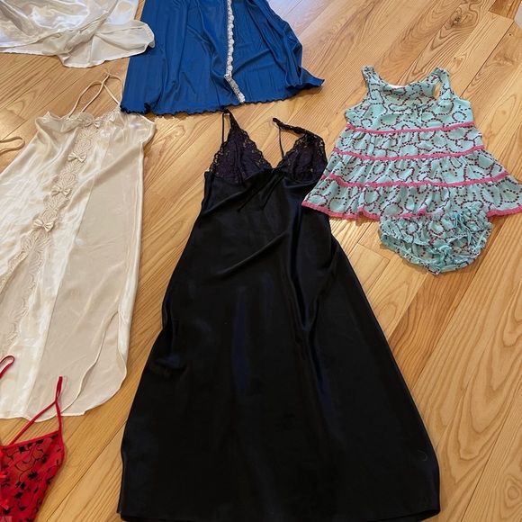 9 pieces of lingerie. They are all in a create shape. - Picture 4 of 6